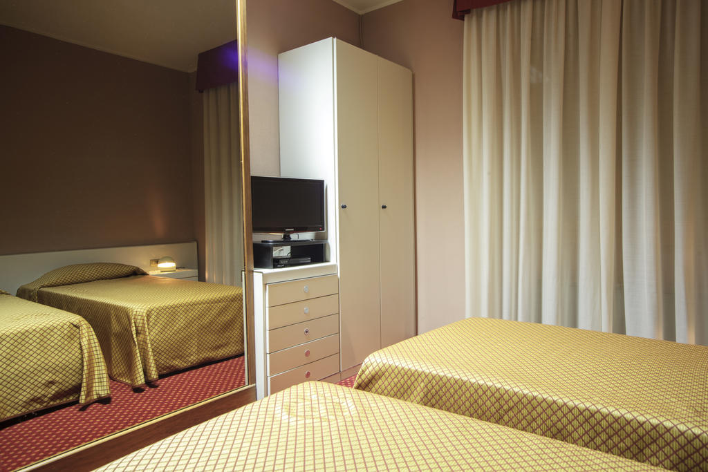 Hotel I Diamanti Garlasco الغرفة الصورة
