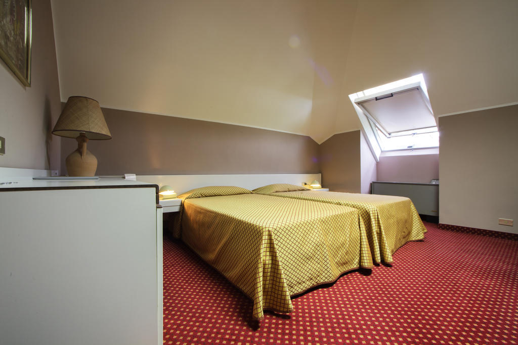 Hotel I Diamanti Garlasco الغرفة الصورة