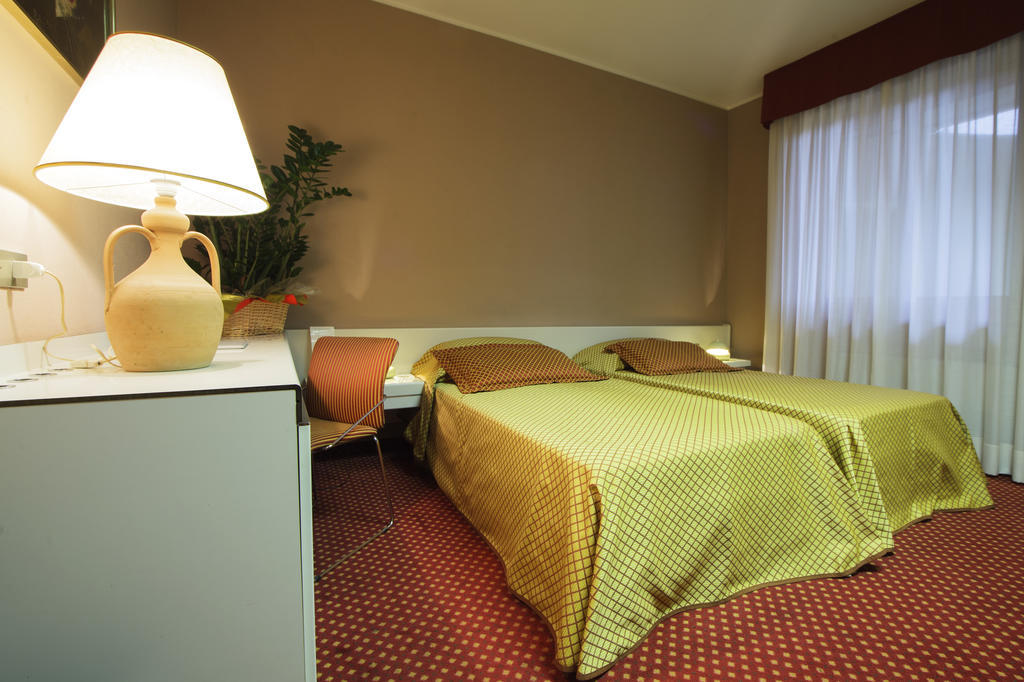 Hotel I Diamanti Garlasco الغرفة الصورة
