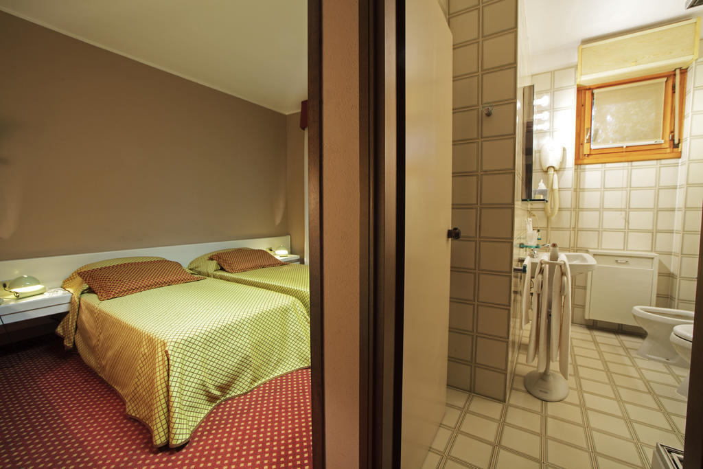 Hotel I Diamanti Garlasco الغرفة الصورة
